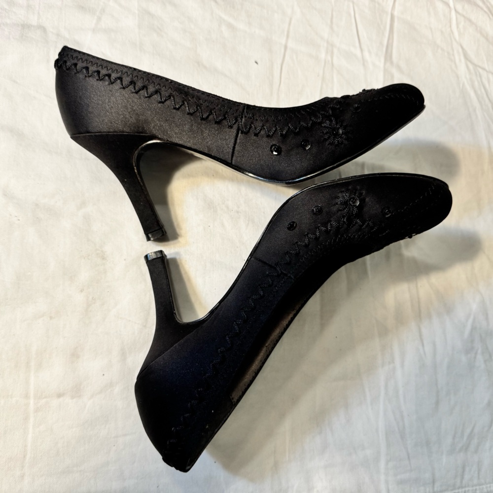 Sold Vintage Unlisted Black Satin Embellished Round Toe Heels Size 7 Women’s Y2K - Picture 3 of 8